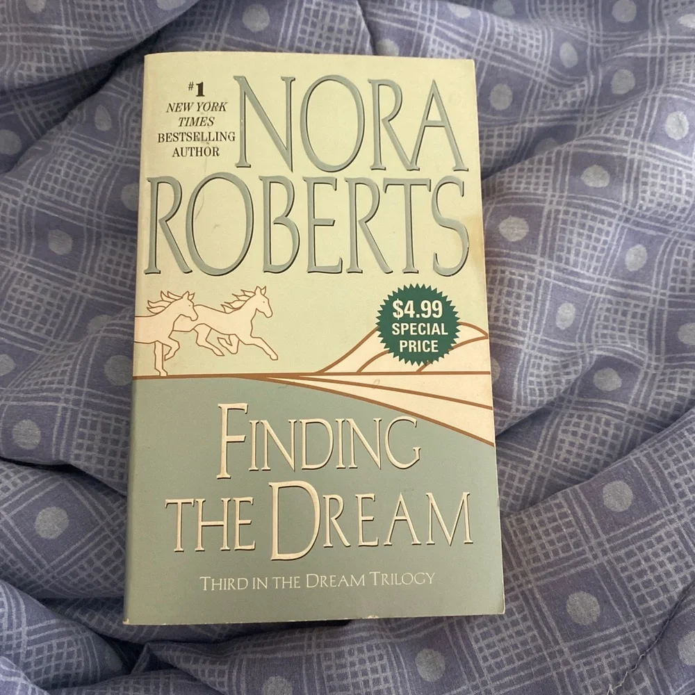 “Finding the Dream” by Nora Roberts - Picture 1 of 2